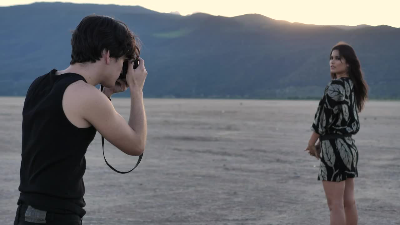 Video Stock Photographer Portraying A Fashion Girl In A Desert Live Wallpaper Free - Free Download