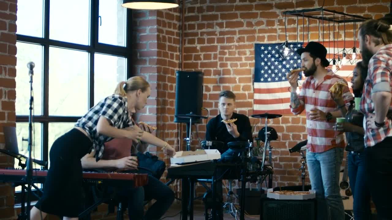 Stock Video Musicians Eating Pizza In Rehearsal Break Live Wallpaper - Free Download