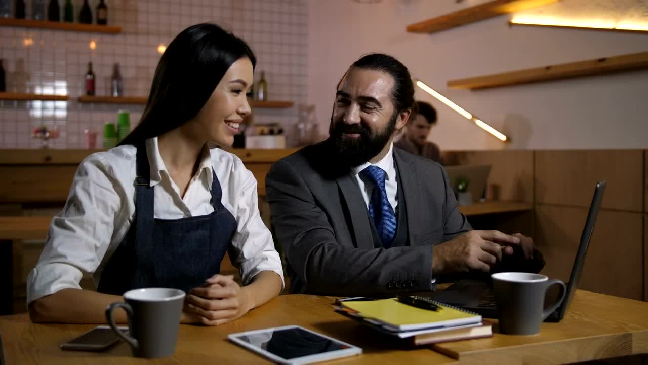 Stock Video Manager Enjoying A Chat With His Staf Animated Wallpaper - Free Download