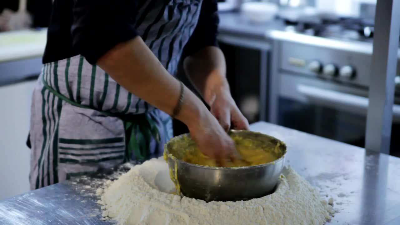 Video Stock Chef Preparing A Cake In A Restaurant Kitchen Live Wallpaper For PC - Free Download