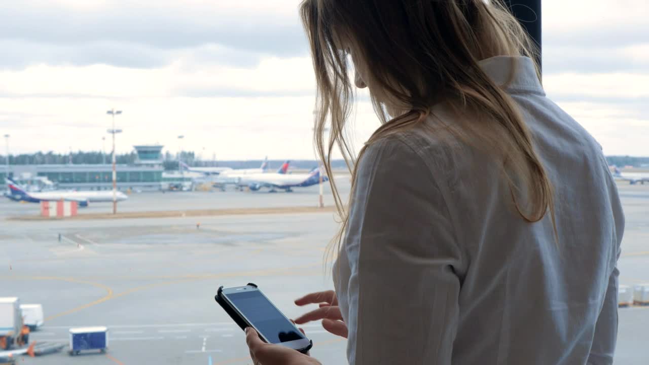 Video Stock Checking Her Phone While Waiting For A Flight Live Wallpaper For PC - Free Download