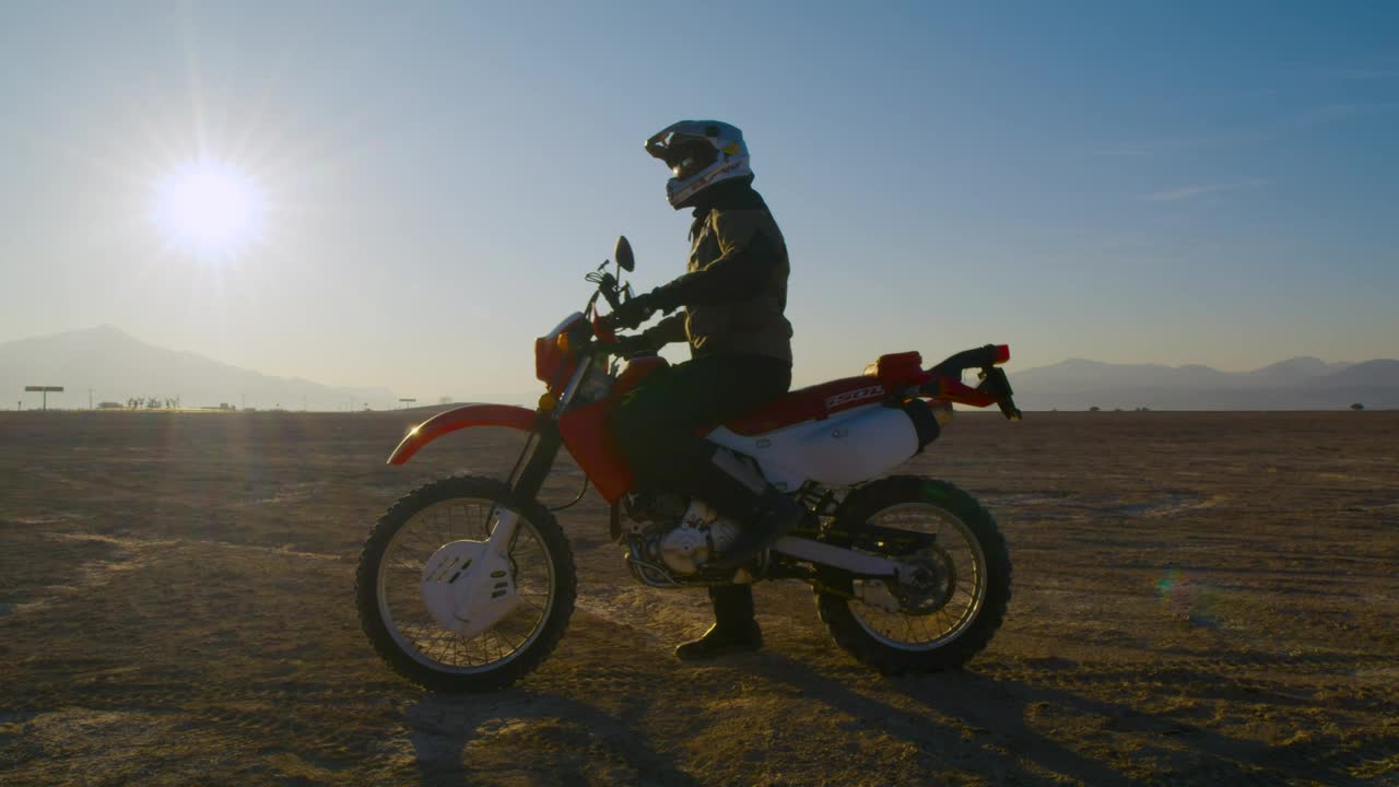 Stock Video Biker Starting His Motorcycle In The Desert Live Wallpaper For PC - Free Download