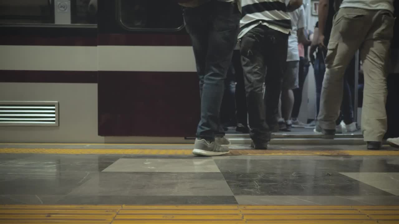 Stock Video People Getting Into The Subway Train Live Wallpaper - Free Download
