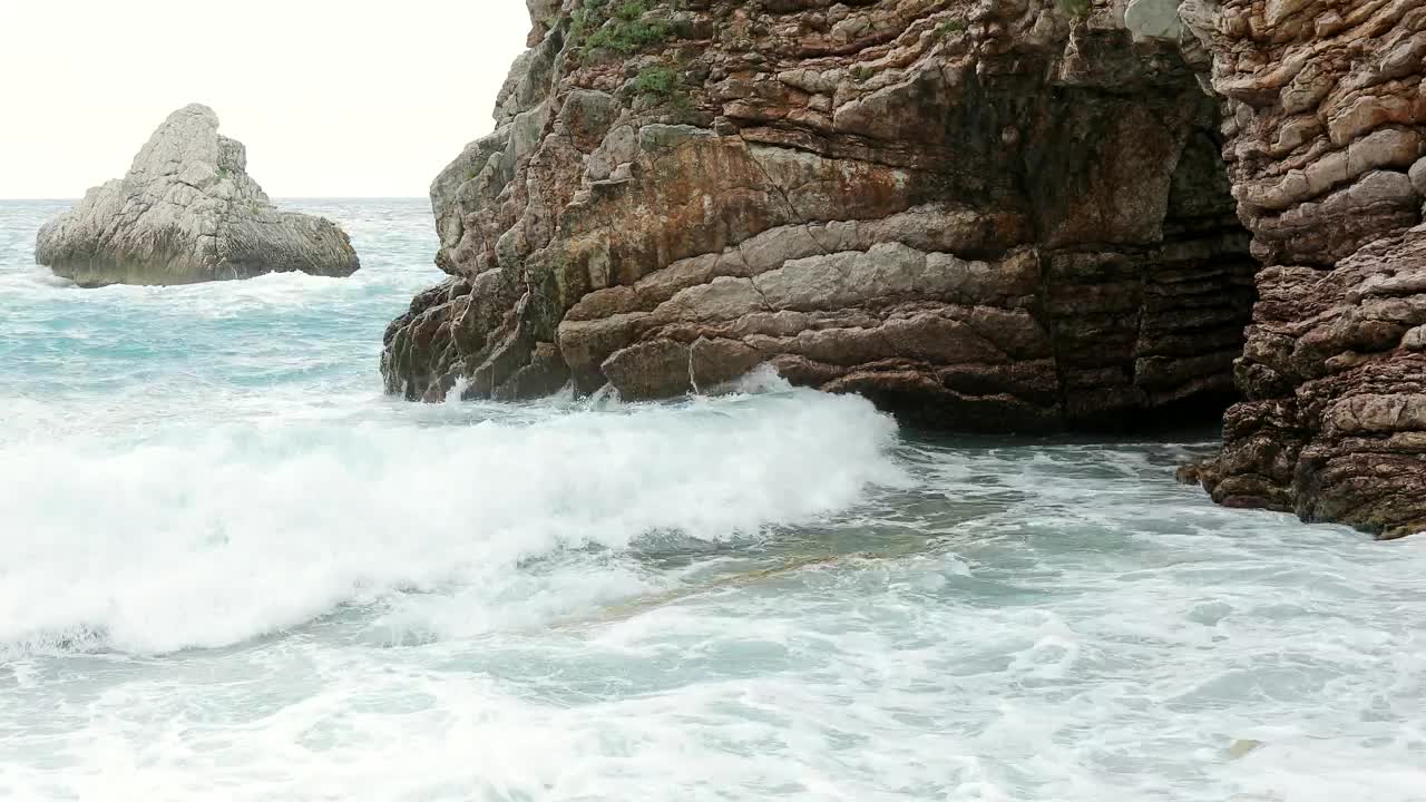 Free Video Stock Stormy Sea Breaking Its Waves On The Rocks Live Wallpaper - Free Download