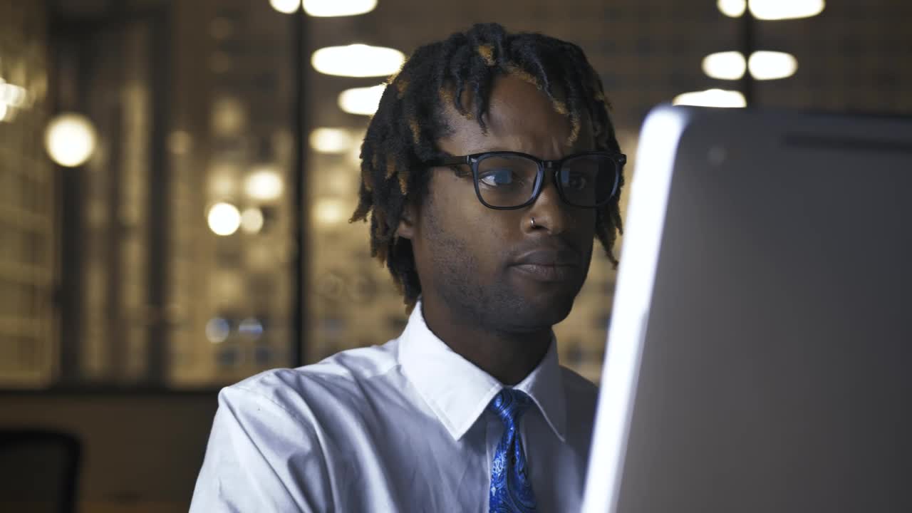 Video Stock Portrait Of A Man Working Overtime In The Office Live Wallpaper Free - Free Download