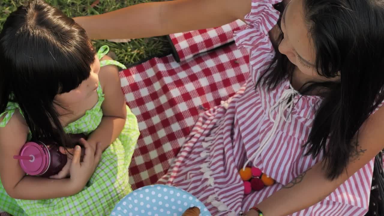 Stock Video Mom And Daughter Spending Time Togethe Animated Wallpaper - Free Download