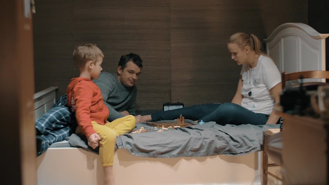 Video Stock Chess Lessons At Home Live Wallpaper For PC - Free Download
