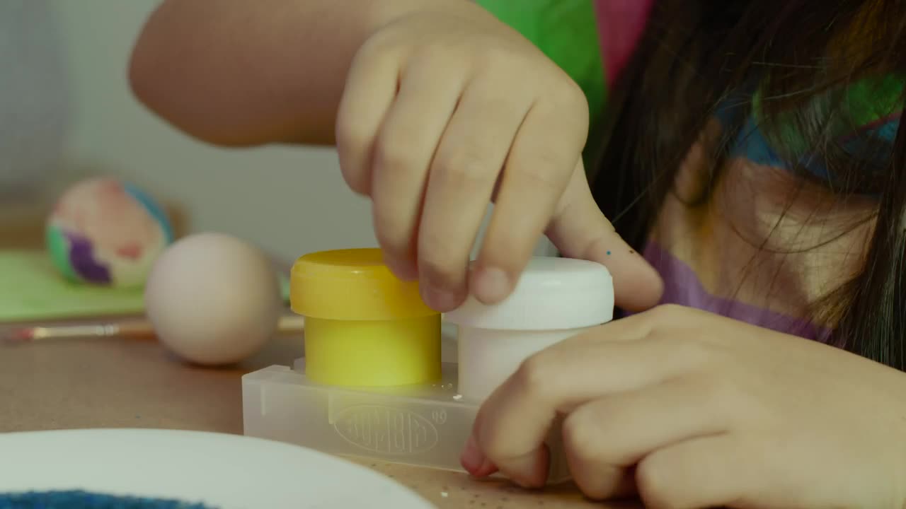 Stock Video Girl Opening A Paint Pot Live Wallpaper For PC - Free Download