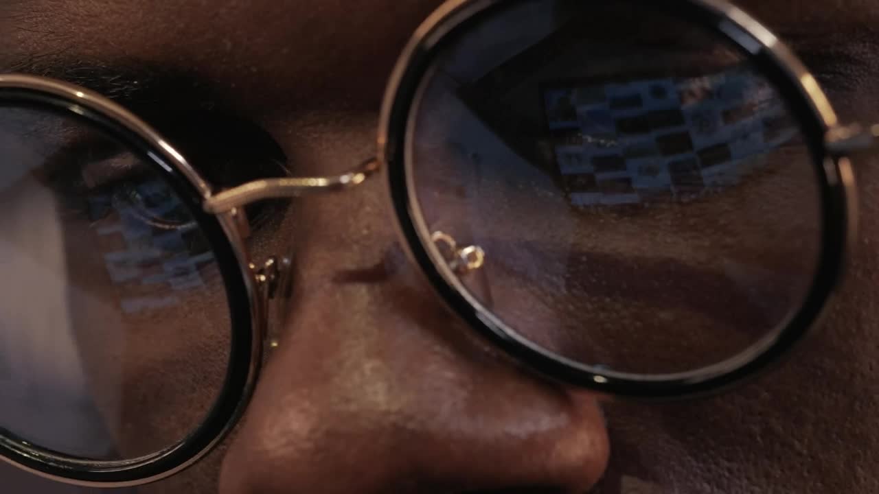 Free Stock Video Reflection In The Glasses Of A Man Using A Tablet Live Wallpaper - Free Download
