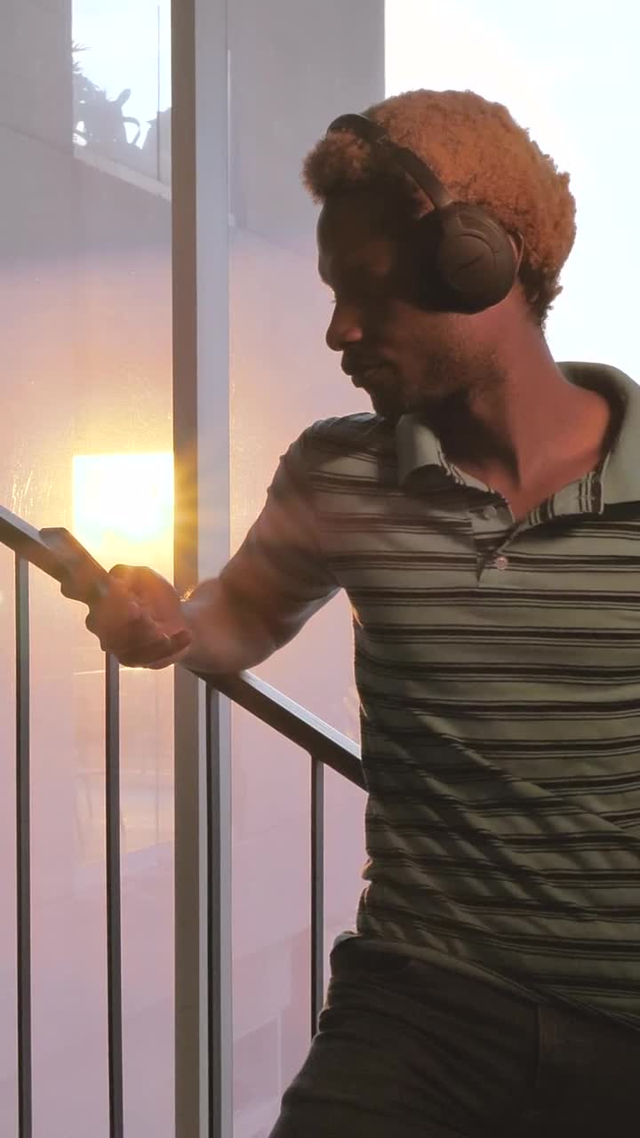Stock Video Man Texting With His Cellphon Animated Wallpaper - Free Download