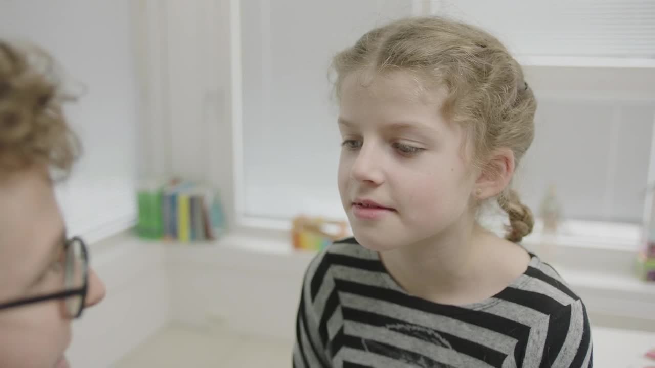 Stock Video Girl Being Tested By A Doctor Live Wallpaper For PC - Free Download