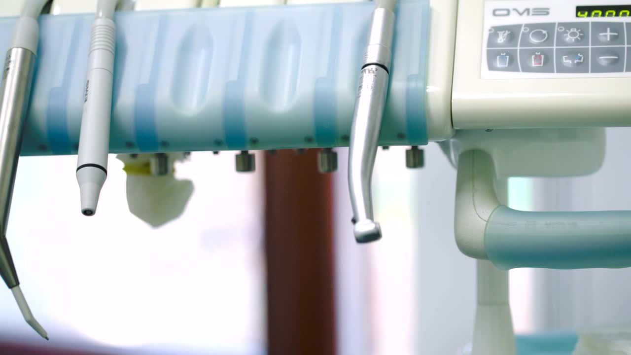 Stock Video Dentist Returning A Tool Live Wallpaper For PC - Free Download
