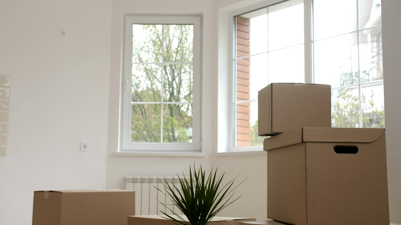 Stock Video Moving Into A Newly Purchased House Live Wallpaper - Free Download