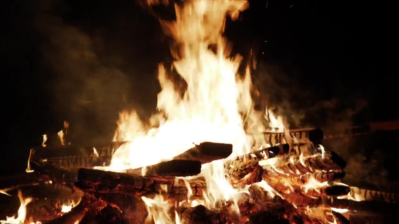 Stock Video Large Log Fire Burning Outside Animated Wallpaper - Free Download