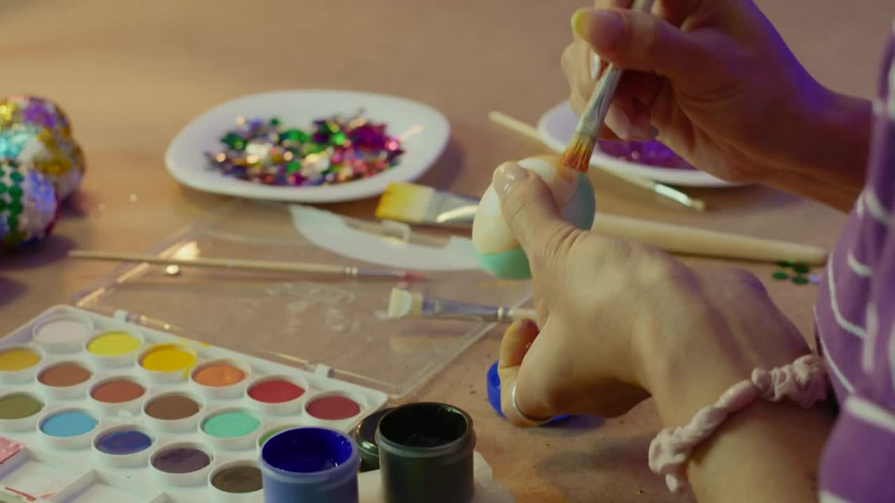 Stock Video Hands Of A Woman Painting Easter Eggs Animated Wallpaper - Free Download