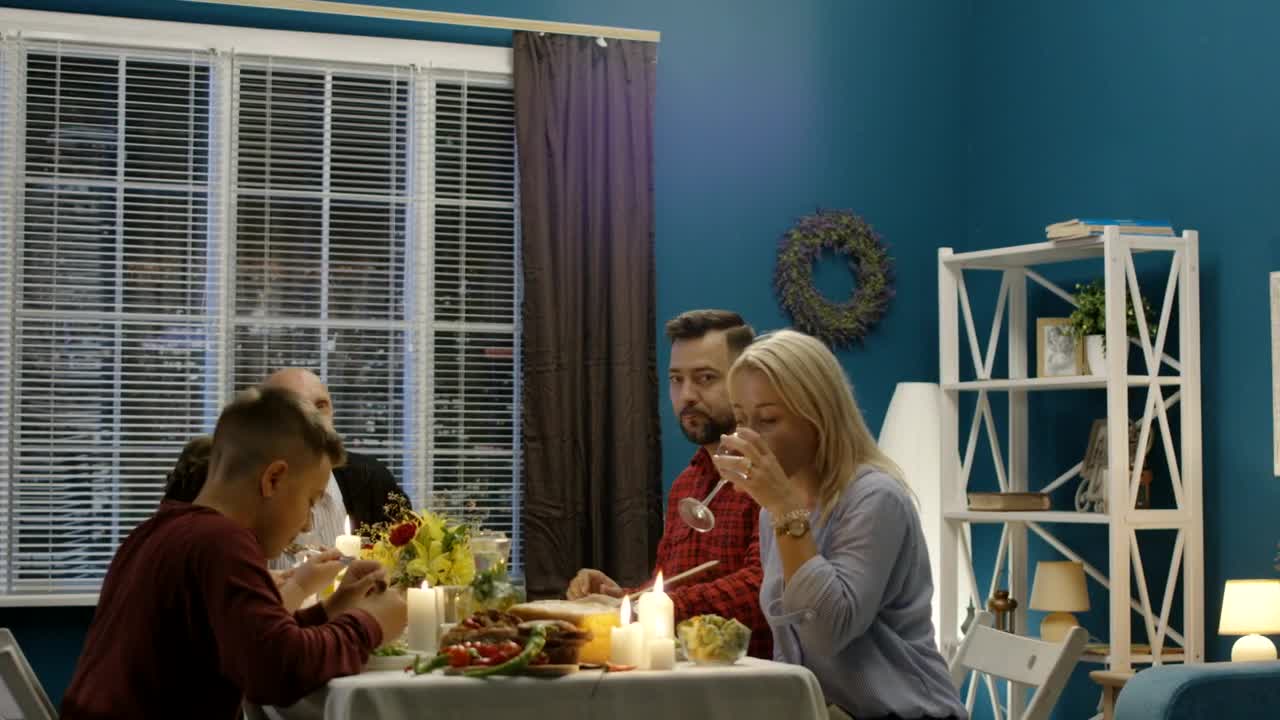 Stock Video Grandma Bringing The Turkey To The Table Live Wallpaper For PC - Free Download