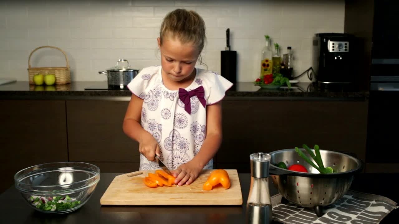 Stock Video Cutting Peppers In The Kitchen Live Wallpaper For PC - Free Download
