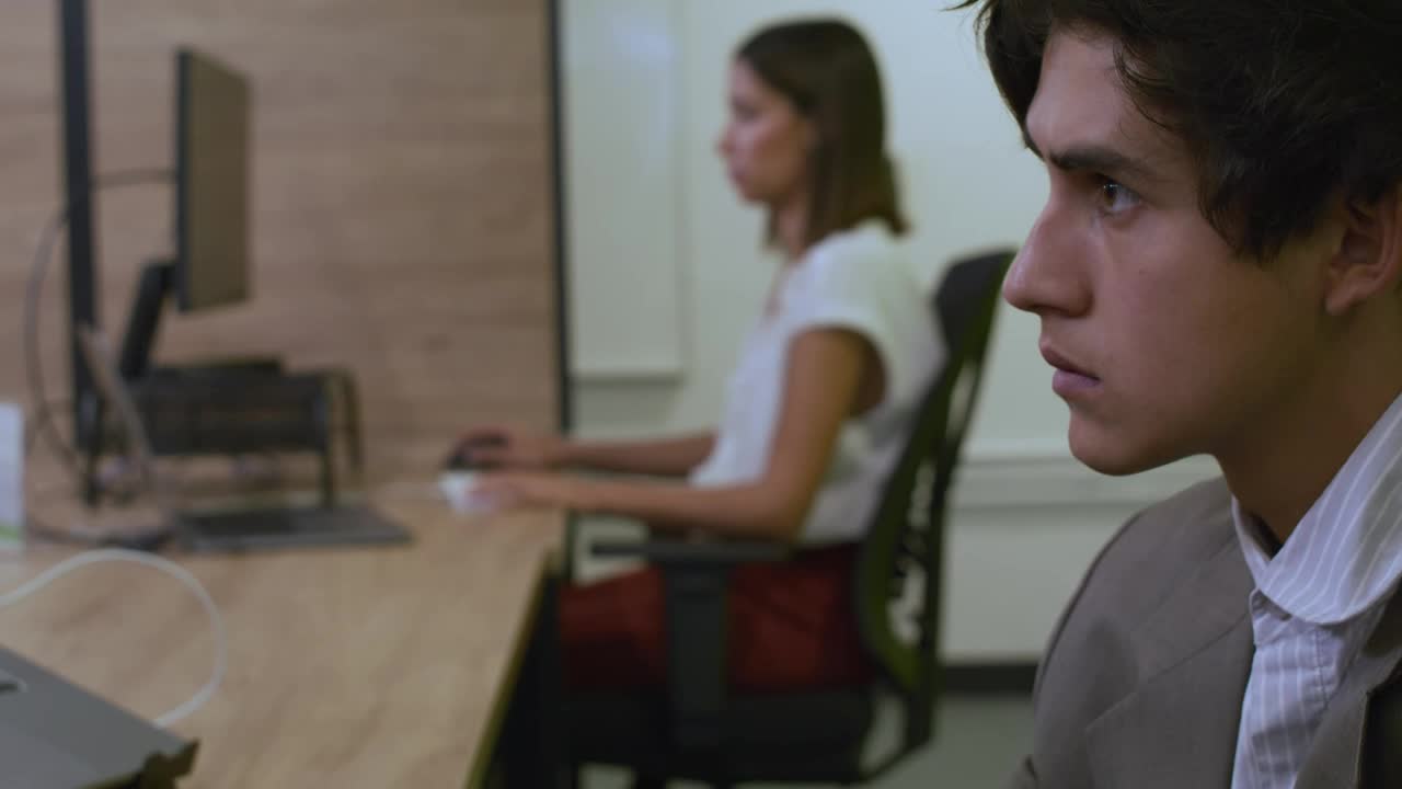 Free Stock Video Very Concentrated Man Working In An Office Live Wallpaper - Free Download