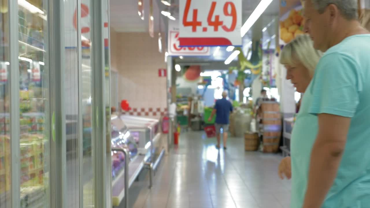 Free Stock Video Senior Couple Shopping For Food Live Wallpaper - Free Download