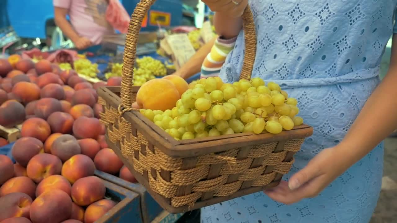 Video Stock Buying Fruit From A Market Vendor Live Wallpaper For PC - Free Download