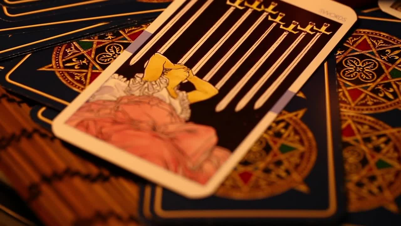 Video Stock Cartas Del Tarot Sobre Una Mesa Spinning Close Up Live Wallpaper For PC - Free Download