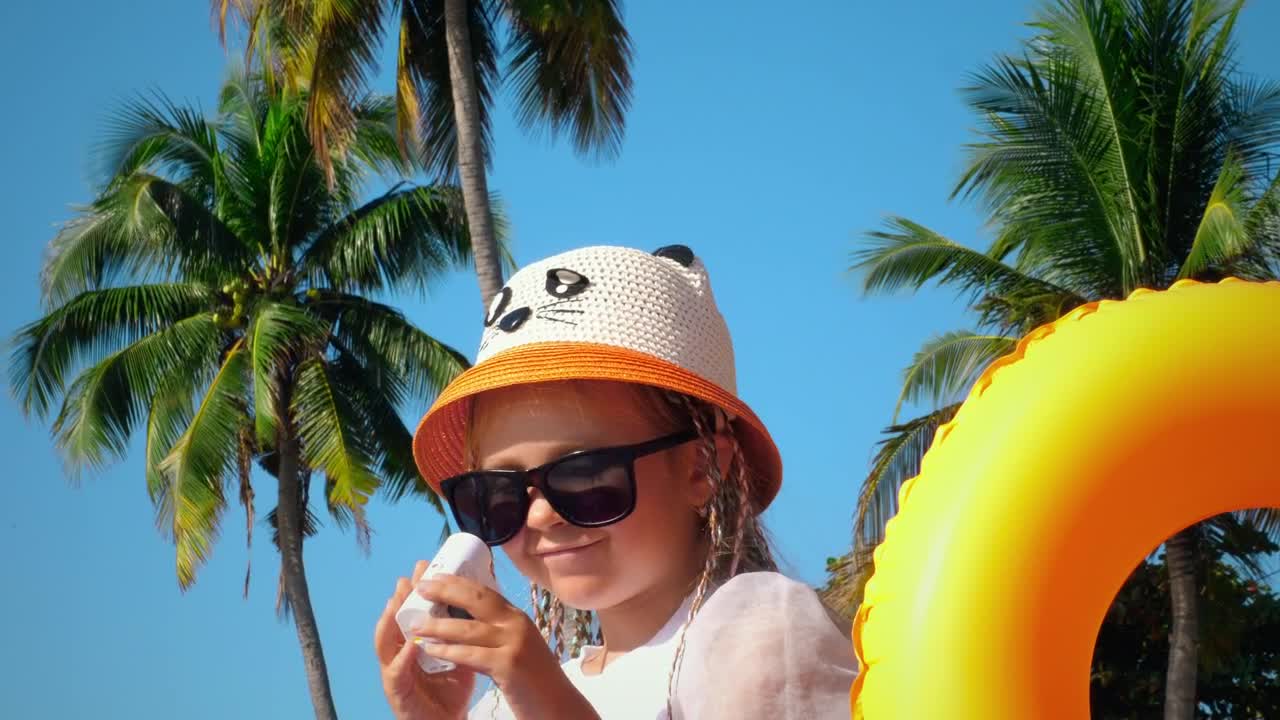 Stock Video Little Girl Filming Herself On Vacations Animated Wallpaper - Free Download