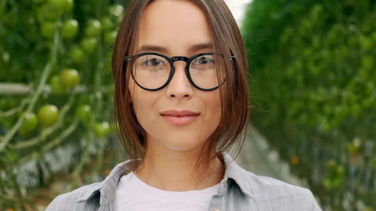 Video Stock Portrait Of An Agricultural Woman With Glasses In A Greenhouse Live Wallpaper Free - Free Download