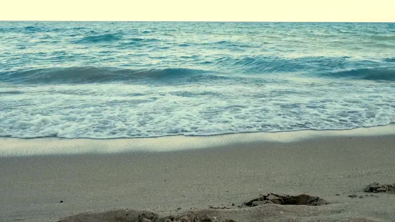 Free Stock Video Waves Of The Sea Reaching The Shore Of The Beach Live Wallpaper - Free Download