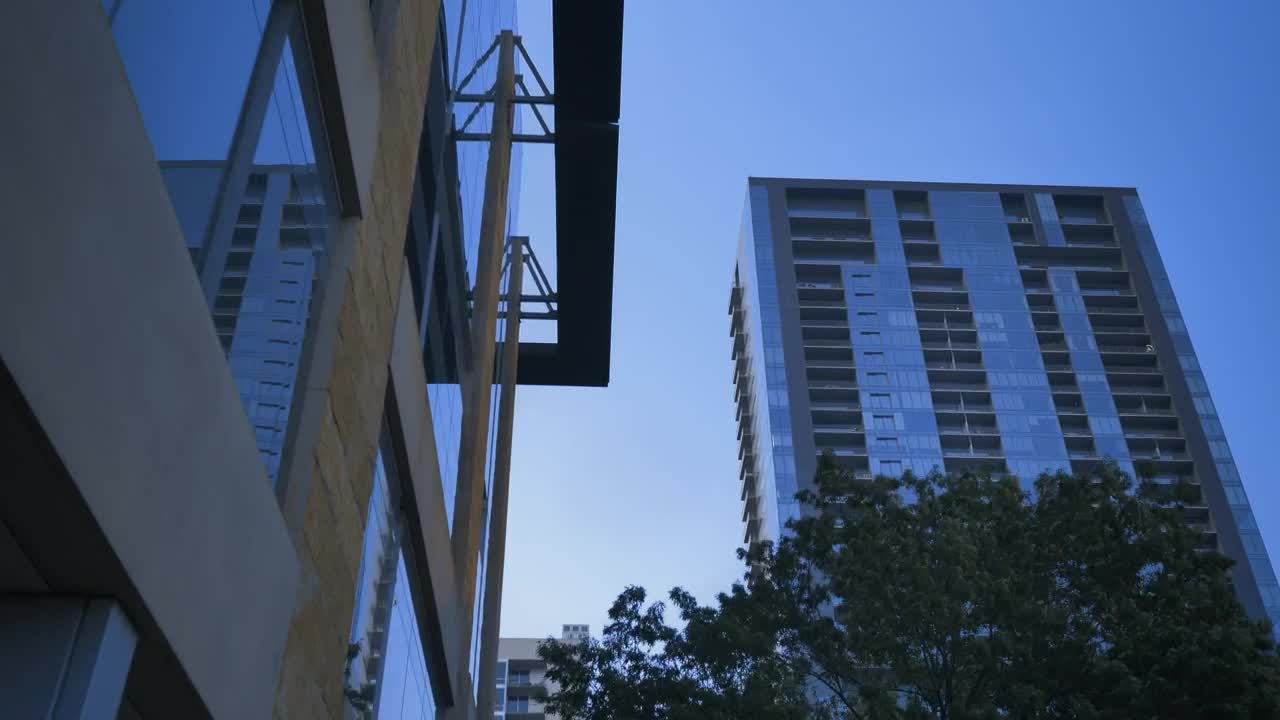 Free Video Stock touring a metropolis with an eye upward Live Wallpaper - Free Download