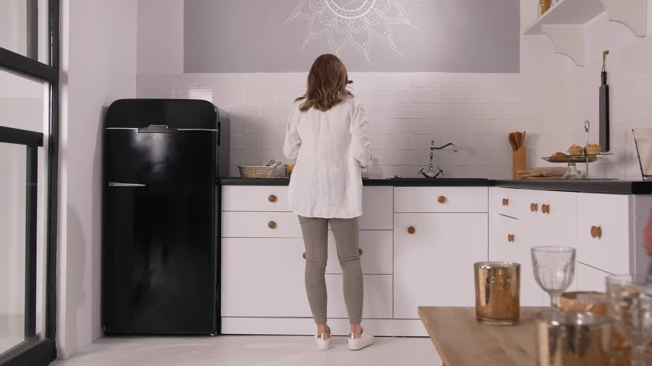 Stock Video Husband Hugging His Pregnant Wife Animated Wallpaper - Free Download