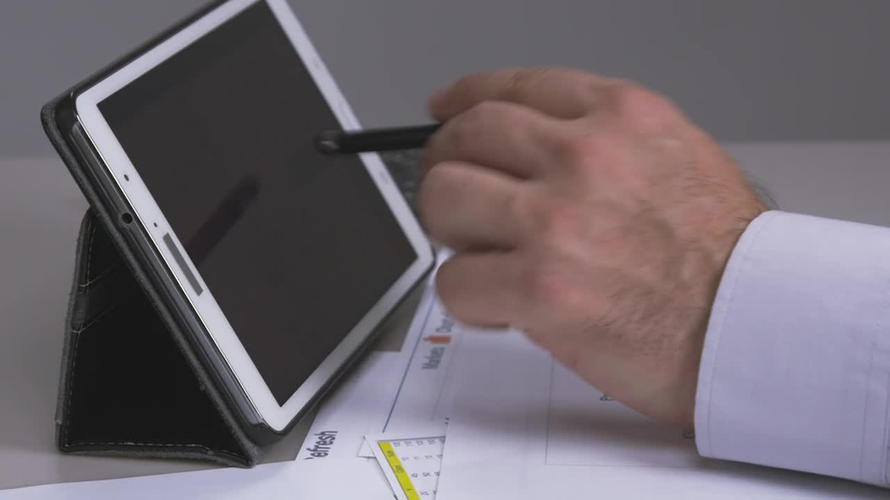 Stock Footage Using A Calculator With His Charts Live Wallpaper - Free Download