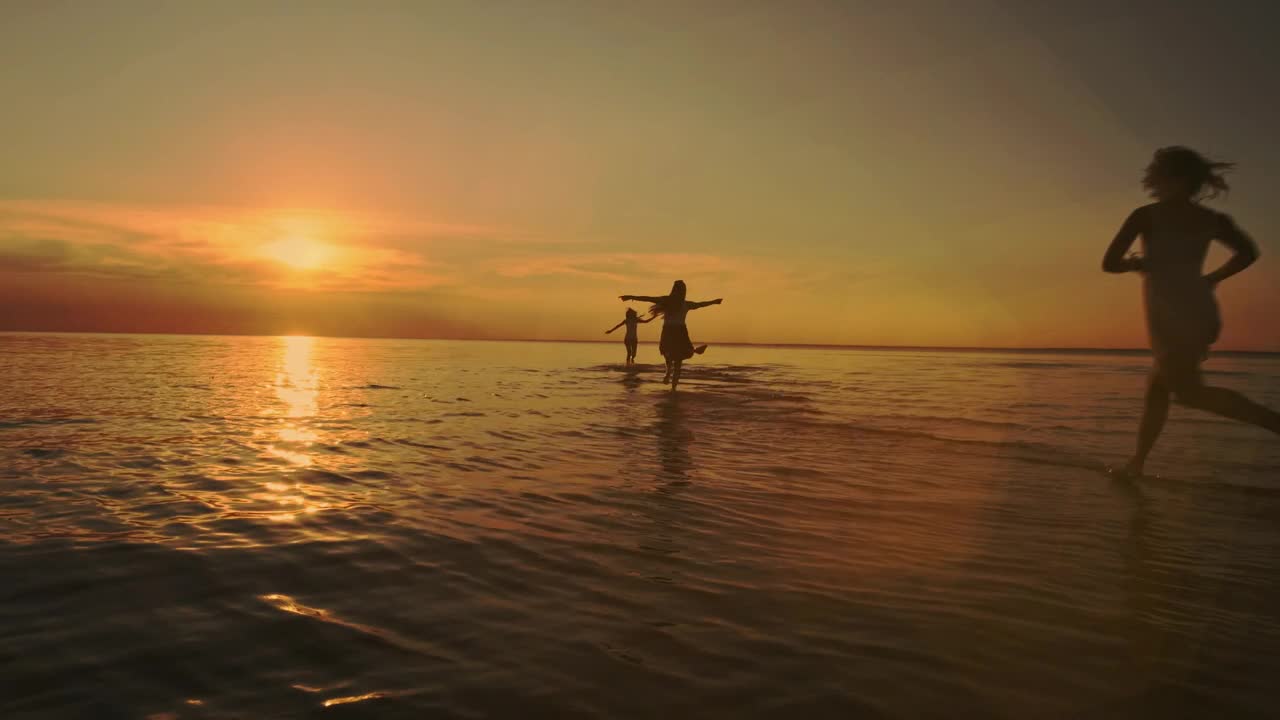 Stock Video Friends Running On The Beach Towards The Sea Live Wallpaper For PC - Free Download