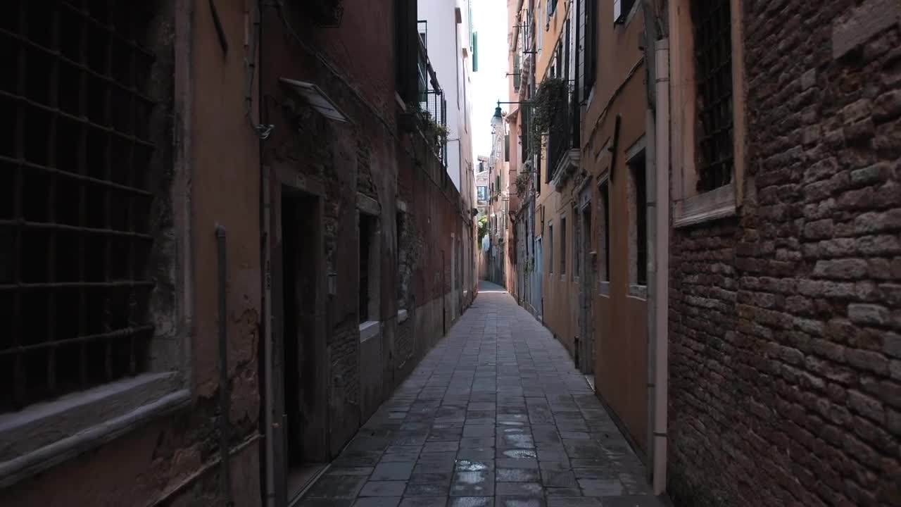 Stock Video Narrow And Old Alley In Venice Live Wallpaper - Free Download
