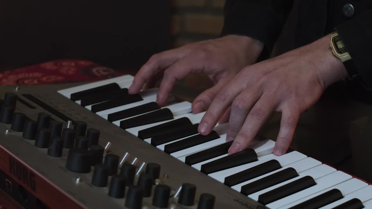Video Stock Pianist Playing Chords On A Synthesizer Live Wallpaper Free - Free Download