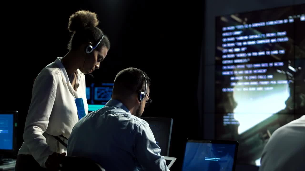 Free Stock Video Scientist In Flight Control Center Live Wallpaper - Free Download