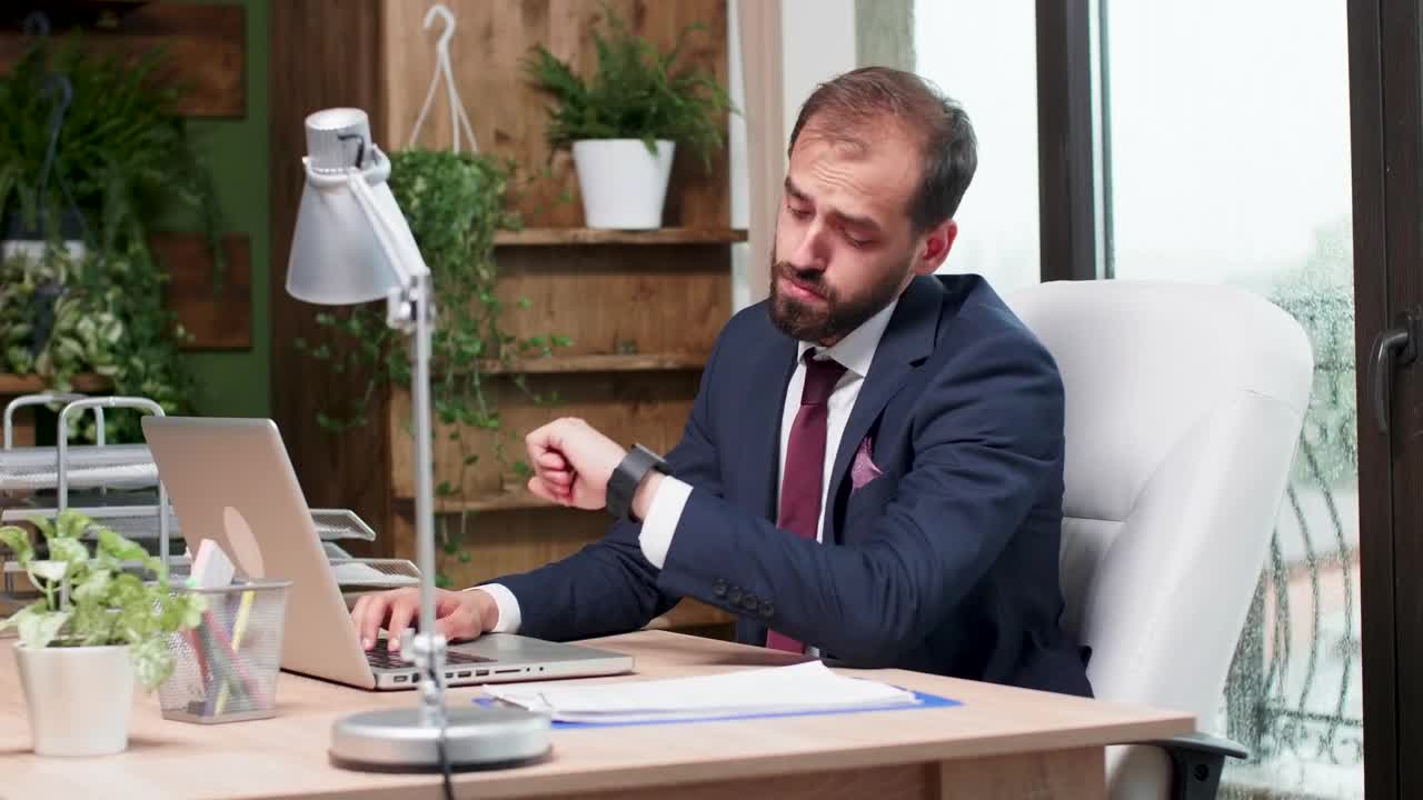 Free Video Stock Stressed Man In Suit Yawns And Types On Laptop Live Wallpaper - Free Download