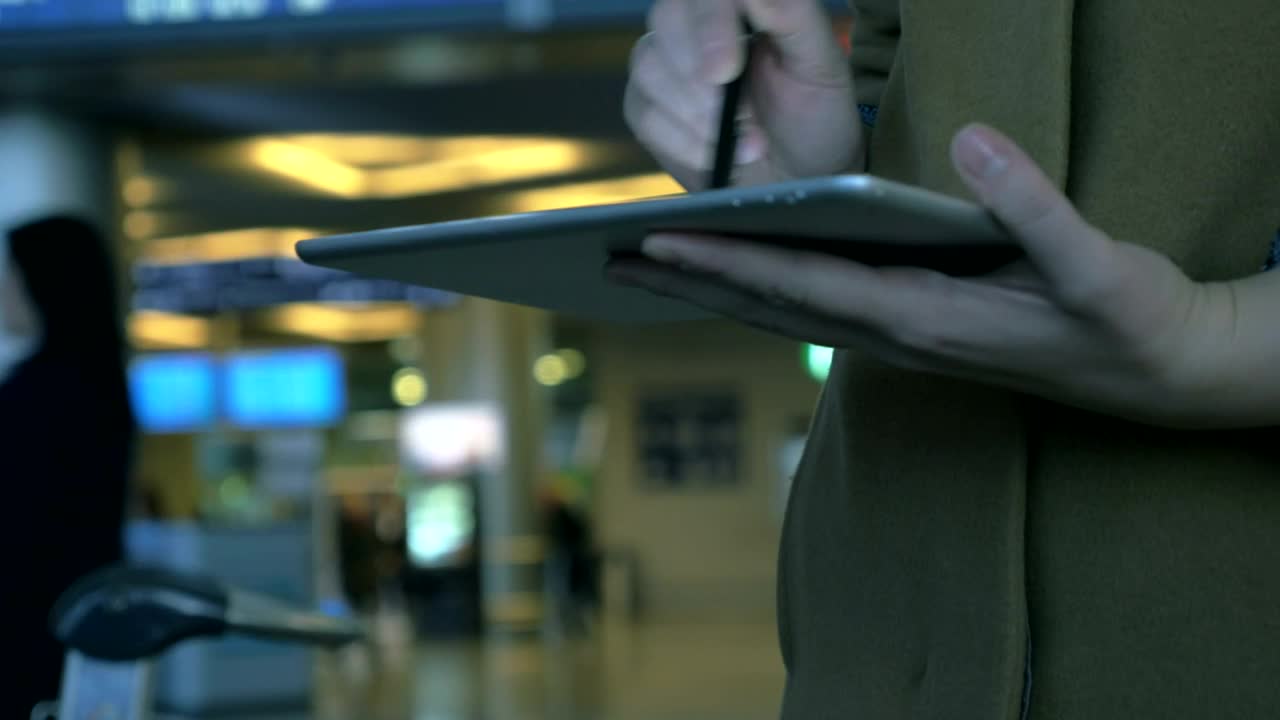 Stock Footage Using A Tablet At An Airport Live Wallpaper - Free Download