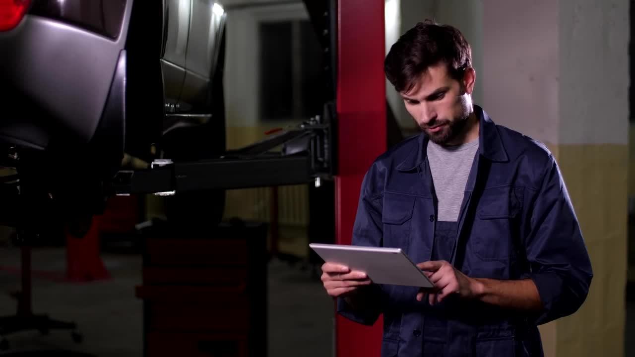 Free Stock Video Repairman Working On Their Tablet Live Wallpaper - Free Download
