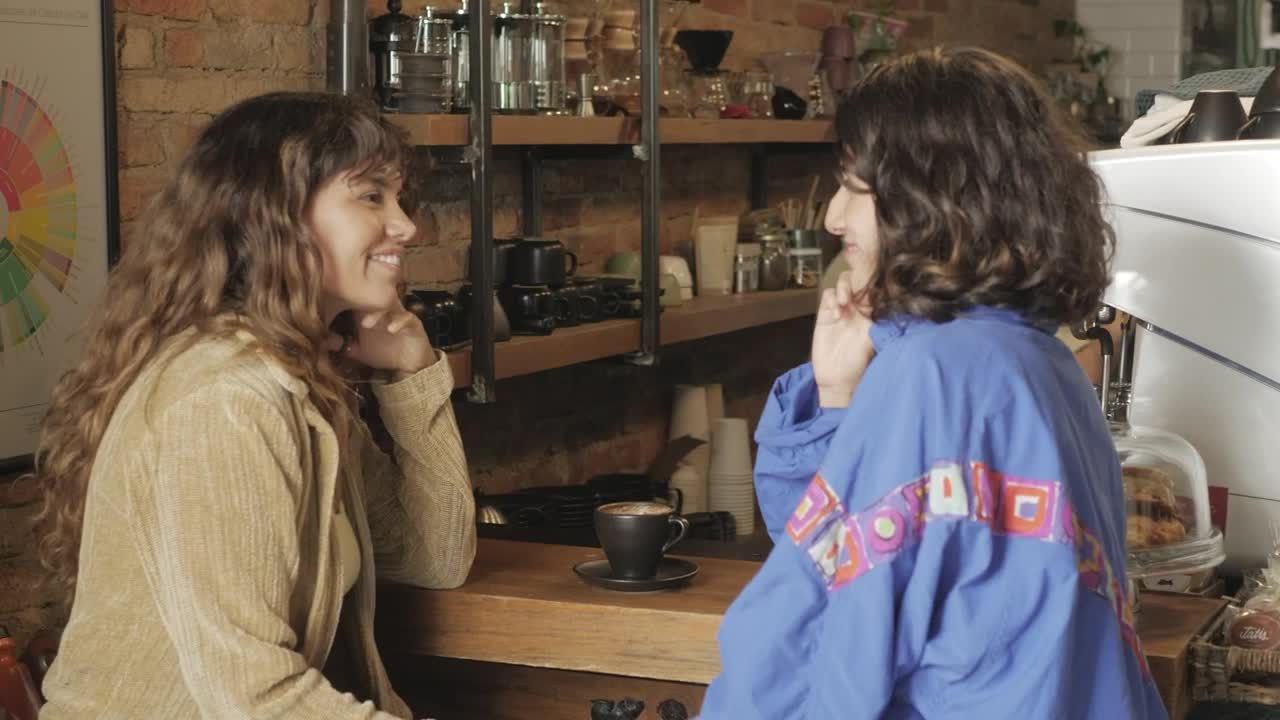 Free Stock Video Two Girls Chatting At The Counter Of A Coffee Shop Live Wallpaper - Free Download
