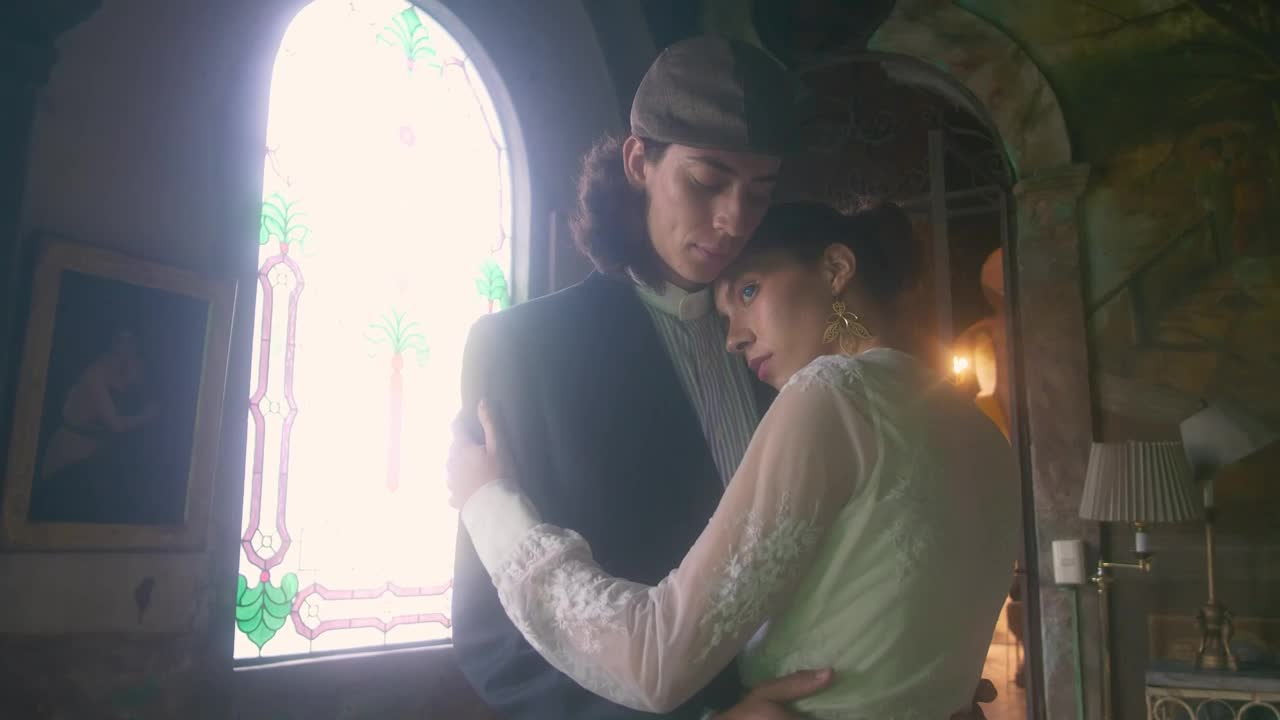 Stock Video Old Fashioned Wedding Couple Hugging Live Wallpaper - Free Download