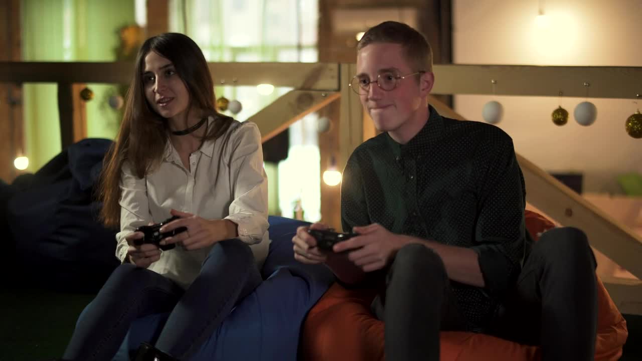 Stock Video Friends Playing Video Games Live Wallpaper For PC - Free Download