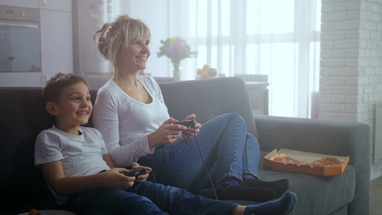 Video Stock Playing Video Games Together Live Wallpaper Free - Free Download