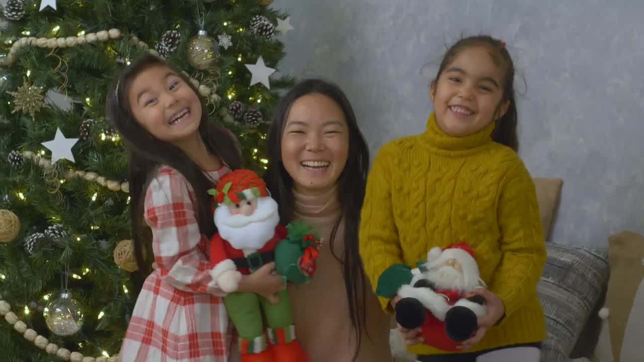 Video Stock Portrait Of A Mother With Her Two Little Daughters At Live Wallpaper Free - Free Download