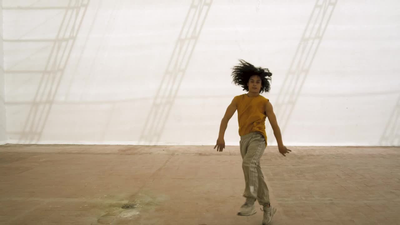 Stock Video Man With Dreadlocks Breakdancin Animated Wallpaper - Free Download