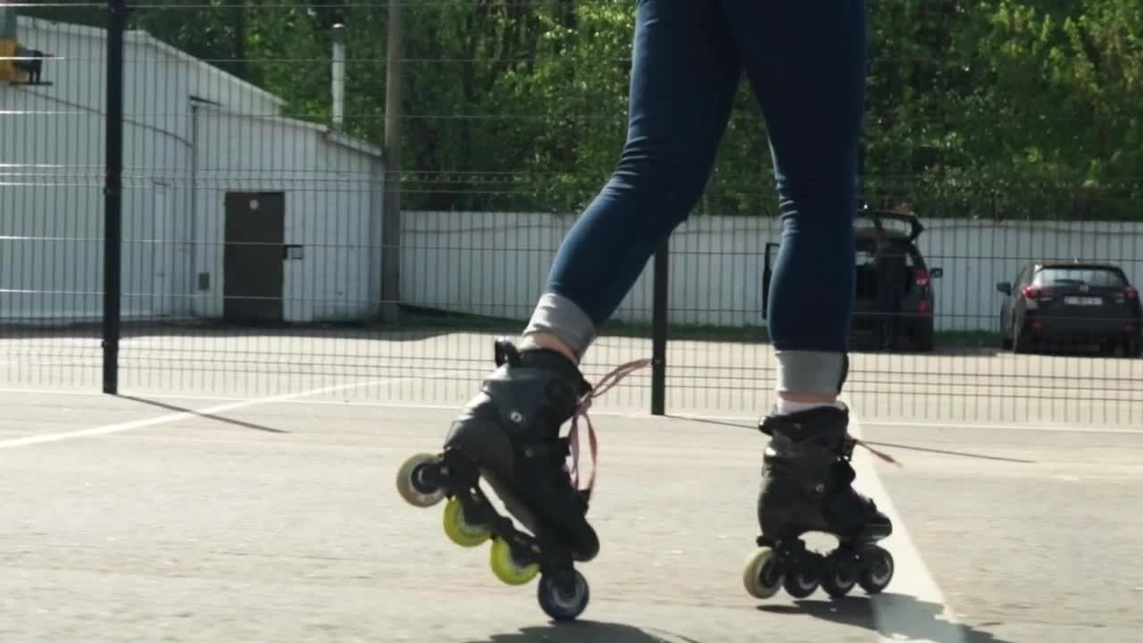 Free Stock Video Roller Skating Backwards While Spinning Live Wallpaper - Free Download