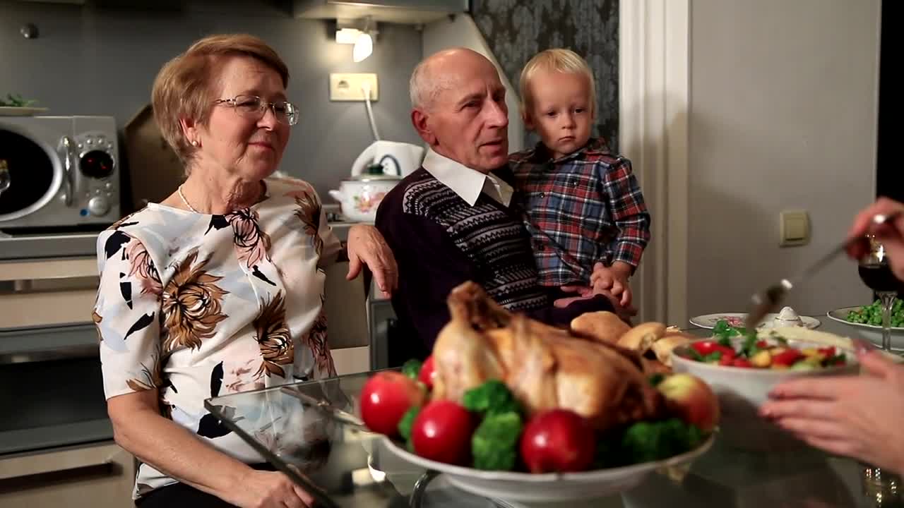 Stock Video Family Dinner During Thanksgiving Live Wallpaper For PC - Free Download