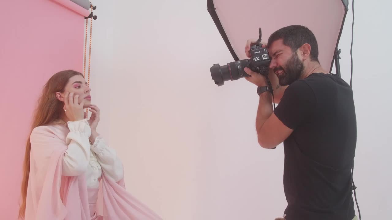 Video Stock Professional Photographer Taking Photos Of A Girl Live Wallpaper Free - Free Download