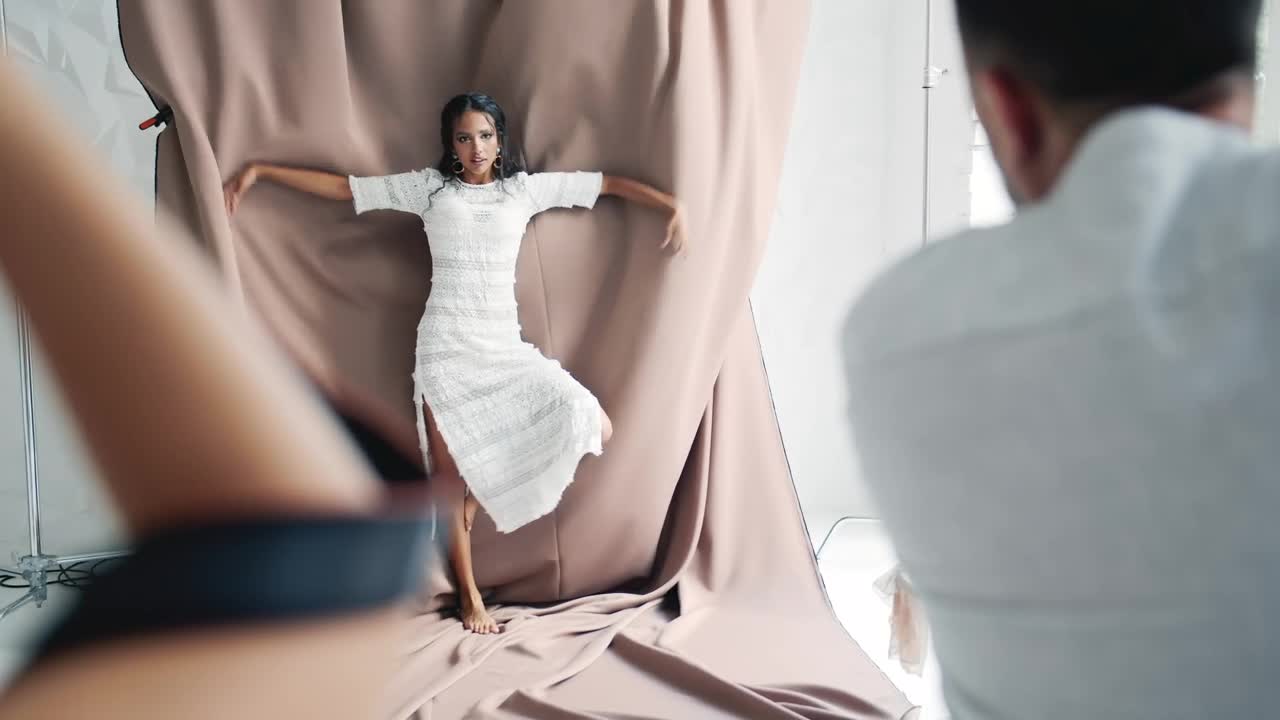 Video Stock Photographers Taking Photos Of A Fashion Model Live Wallpaper Free - Free Download