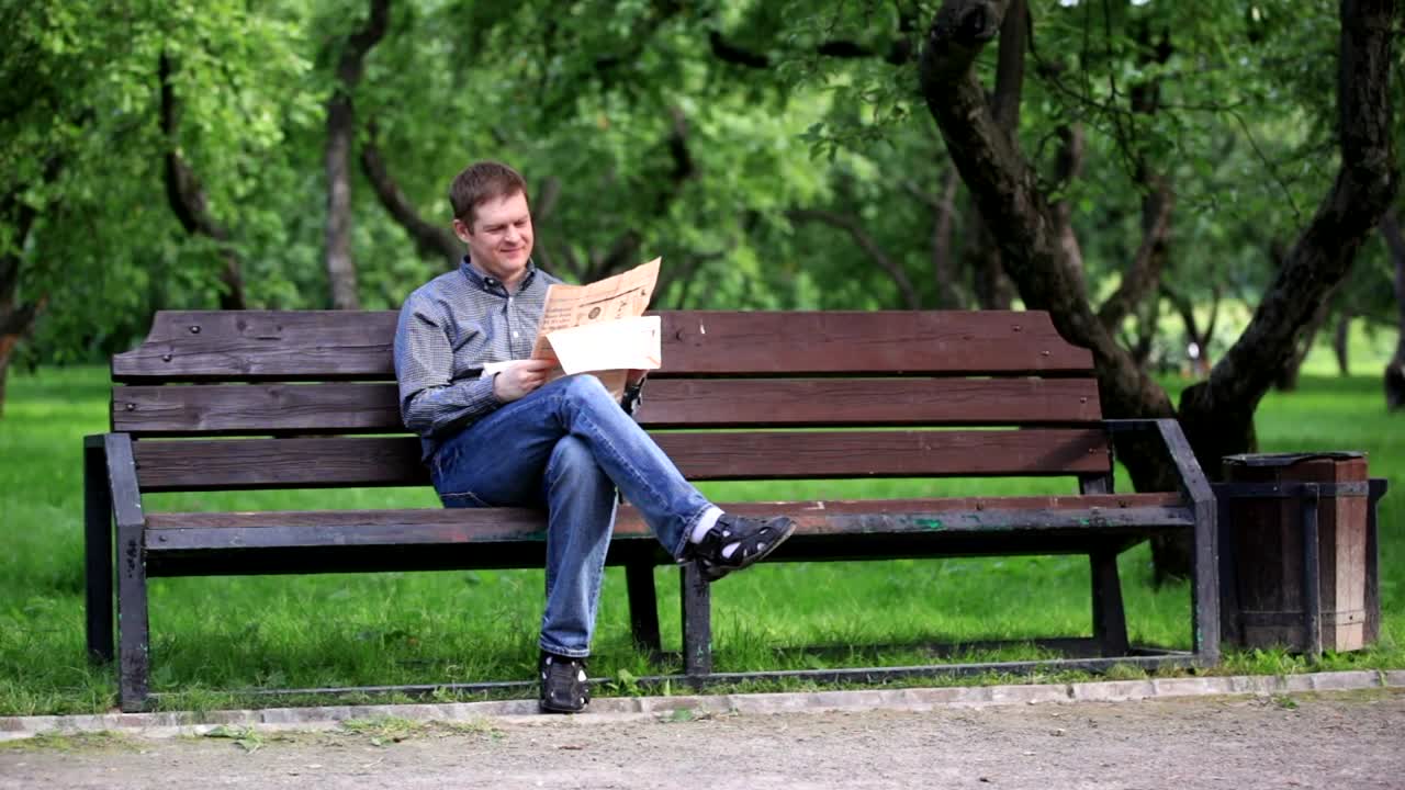 Video Stock Reading A Newspaper In The Park Live Wallpaper Free - Free Download