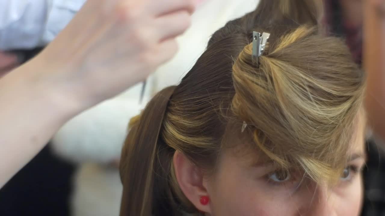 Free Stock Video Woman Combing Blonde Hair Of A Girl Live Wallpaper - Free Download
